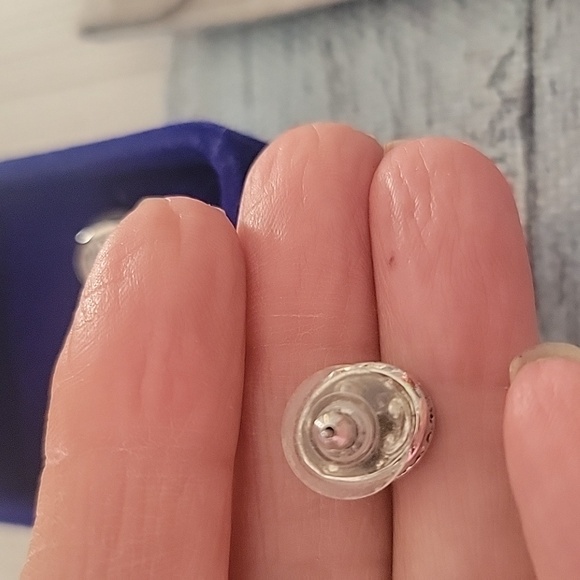 Beautiful studs - Picture 4 of 4